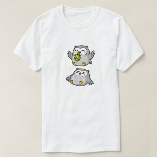 かわいいキャラクターの灰色のフクロウがぶどうを食べている Tシャツ
