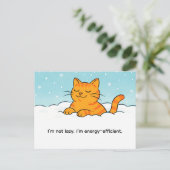 かわいいキャラクターの猫が冬の雪に休む ポストカード (スタンド正面)