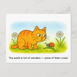 かわいいキャラクターの猫が牧草地でてんとう虫を見ている ポストカード
