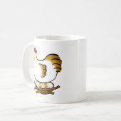 かわいいキャラクターの雌鳥が巣と農場の卵と一緒 コーヒーマグカップ (正面左)