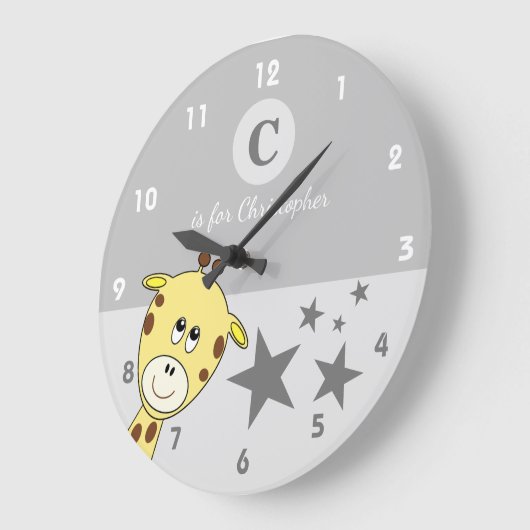 かわいいキリンが星と一緒にお子さんの名前を飾ります ラージ壁時計 (傾斜)