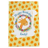 かわいいキリンとフローラリースカスタム誕生日 ミディアムペーパーバッグ (裏面)