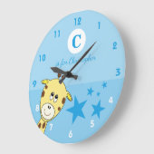 かわいいキリンと星がデザインされた青いベビー名 ラージ壁時計 (傾斜)