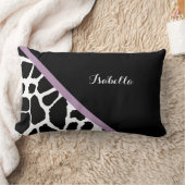 かわいいキリンのプリントのラベンダーの紫色のストライプおよび名前 ランバークッション (ブランケット)