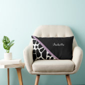 かわいいキリンのプリントのラベンダーの紫色のストライプおよび名前 ランバークッション (椅子)