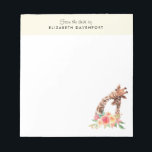 かわいいキリンの水の色ママ&ベビー ノートパッド<br><div class="desc">母とベビーキリンの水色の可愛いスケッチを持つメモ帳。母キリンは、愛し、愛し、愛し、ベビーキリンの上に彼女の頭を休めている。このかわいらしダーリングペアの下にピンク、黄色、緑の水色の花束を置いた。上に沿っ縁どて明るい黄色と名パーソナライズされた前と文字は"の机から"と言う。</div>