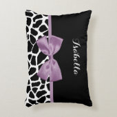 かわいいキリンプリントラベンダーパープルボウ名付き アクセントクッション (正面(垂直))