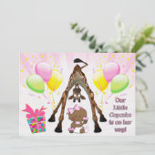 かわいいキリン エスニック ベビーガール カップケーキ ベビーシャワー 招待状 (スタンド正面)