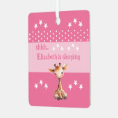 かわいいキリンshhhの名前を追加して眠っているピンク メタルオーナメント (正面左)