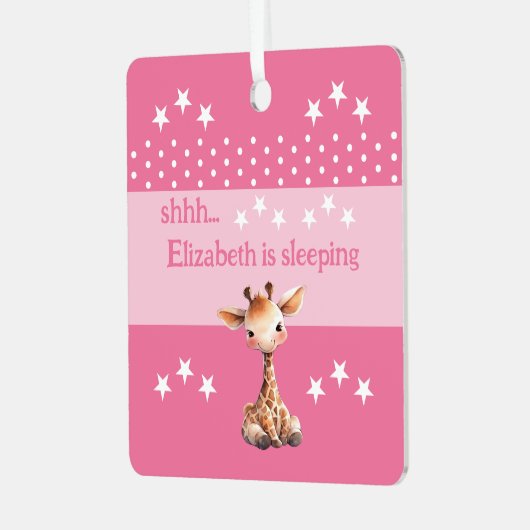 かわいいキリンshhhの名前を追加して眠っているピンク メタルオーナメント (正面左)