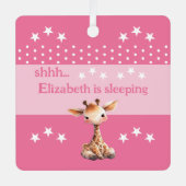 かわいいキリンshhhの名前を追加して眠っているピンク メタルオーナメント (正面)