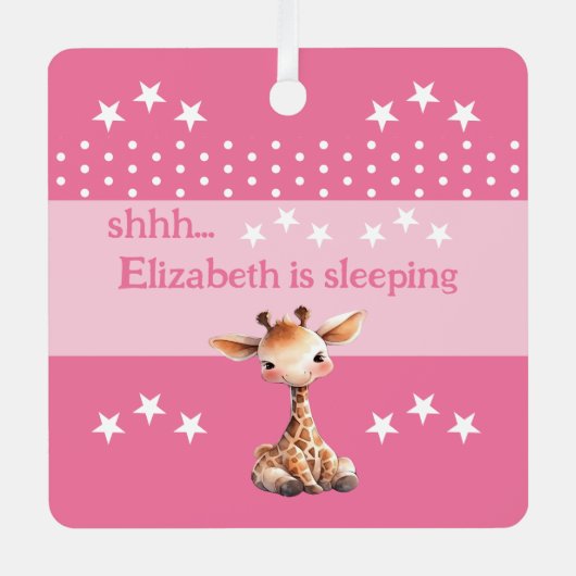 かわいいキリンshhhの名前を追加して眠っているピンク メタルオーナメント (正面)
