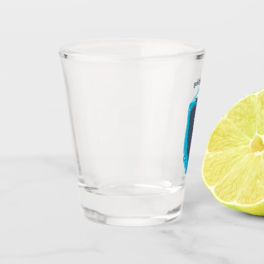 かわいいクジラとセーリングボート漫画イラストレーション ショットグラス (左)