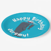 かわいいクジラとセーリングボート漫画イラストレーション ペーパープレート (アングル)