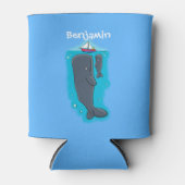 かわいいクジラとセーリングボート漫画イラストレーション 缶クーラー (正面)