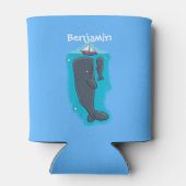 かわいいクジラとセーリングボート漫画イラストレーション 缶クーラー (裏面)