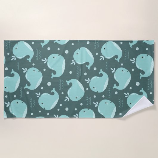 かわいいクジラの模様オンティール（緑がかった色）ブルーキッズ ビーチタオル (正面)
