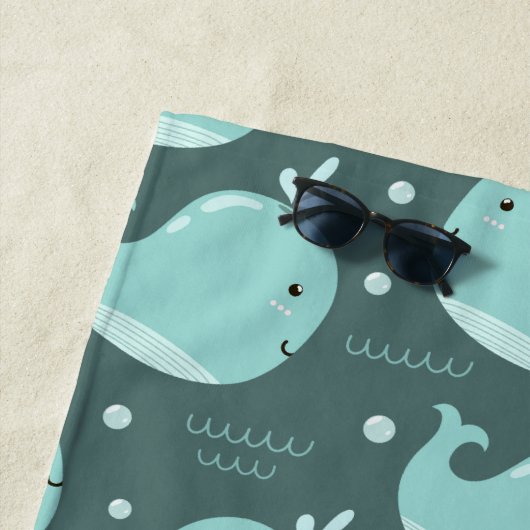 かわいいクジラの模様オンティール（緑がかった色）ブルーキッズ ビーチタオル (インサイチュ)