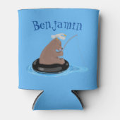 かわいいクマかわいい魚釣り漫画イラストレーション 缶クーラー (正面)