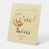 かわいいクマが月の上で眠る1歳の誕生日のお祝い 台座サイン (正面)