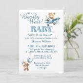 かわいいクマちゃん飛行機で早く待ち遠しい - 飛行機に乗ったキュートな男の子のテディベア 招待状 (スタンド正面)