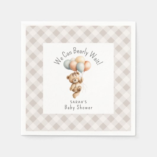 かわいいクマの女の子の赤ちゃんシャワーを待つことができる スタンダードカクテルナプキン (正面)