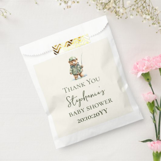かわいいクマの漁師が赤ちゃんのシャワーを途中にある フェイバーバッグ (封をした状態)