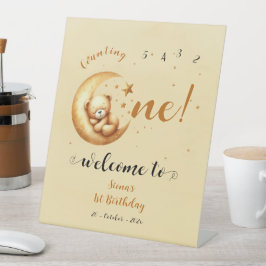 かわいいクマの眠る月の上に1歳の誕生日へようこそ 台座サイン