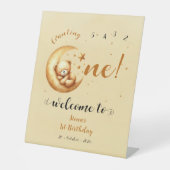 かわいいクマの眠る月の上に1歳の誕生日へようこそ 台座サイン (正面)