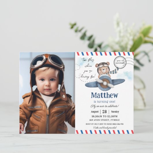 かわいいクマの飛行機タイムフライ1歳の誕生日の写真 招待状 (スタンド正面)