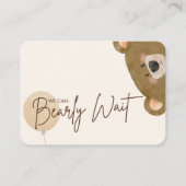 かわいいクマ私たちは良く待つことができジェンダー赤ちゃんシャワー エンクロージャーカード (裏面)