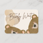 かわいいクマ私たちは良く待つことができジェンダー赤ちゃんシャワー エンクロージャーカード (裏面)