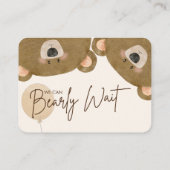 かわいいクマ私たちは良く待つことができジェンダー赤ちゃんシャワー エンクロージャーカード (裏面)
