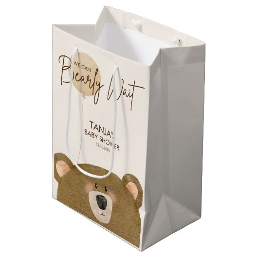 かわいいクマ私たちは良く待つことができジェンダー赤ちゃんシャワー ミディアムペーパーバッグ (正面アングル)