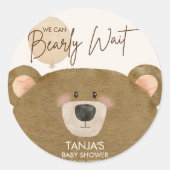 かわいいクマ私たちは良く待つことができジェンダー赤ちゃんシャワー ラウンドシール (正面)