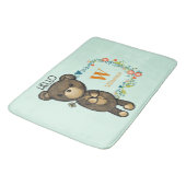 かわいいクマ黄色の花とフローラリースモノグラム バスマット (アングル)