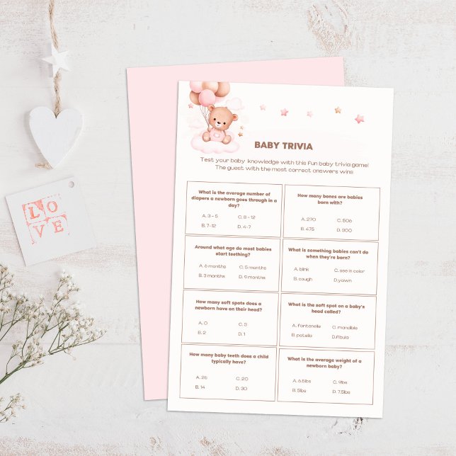 かわいいクマ&ピンクバルーン赤ちゃんシャワートリビアゲーム (Cute Bear & Pink Balloons Baby Shower Trivia Game on a boho wooden table.)