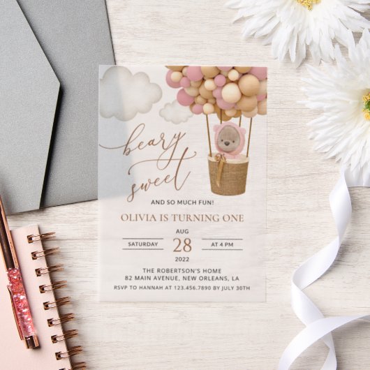 かわいいクマ、ピンク色のバルーン、第1誕生日 ベラム紙招待状 (ウェディング)