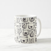 かわいいクマ、手で描かれたシームレスなパターン。 コーヒーマグカップ (正面右)