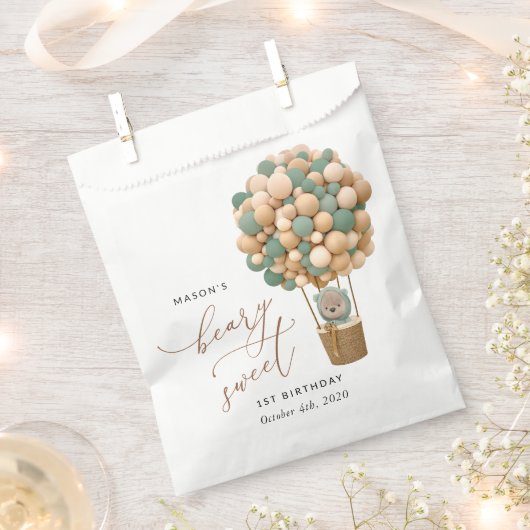 かわいいクマ、緑のバルーン、最初の誕生日 フェイバーバッグ (クリップ留めされた状態)