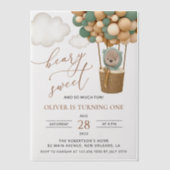 かわいいクマ、緑のバルーン、最初の誕生日 ベラム紙招待状 (正面)