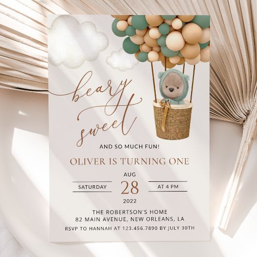 かわいいクマ、緑のバルーン、最初の誕生日 招待状