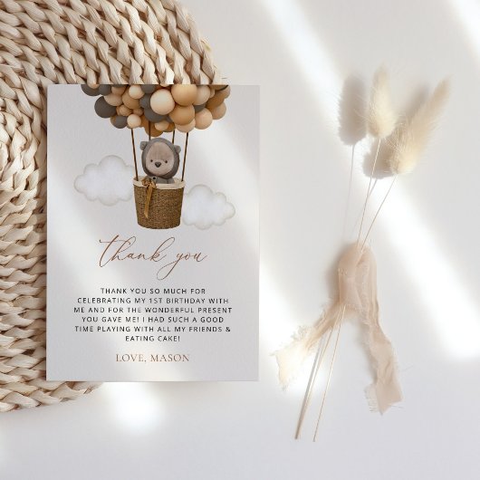 かわいいクマ、茶色のバルーン、最初の誕生日 サンキューカード