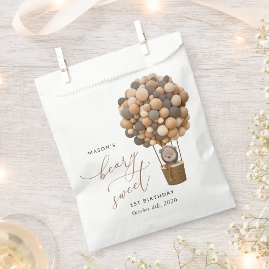 かわいいクマ、茶色のバルーン、最初の誕生日 フェイバーバッグ (クリップ留めされた状態)