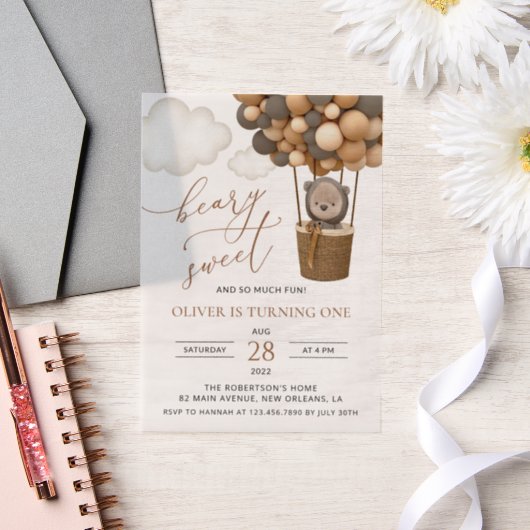 かわいいクマ、茶色のバルーン、最初の誕生日 ベラム紙招待状 (ウェディング)