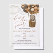 かわいいクマ、茶色のバルーン、最初の誕生日 ベラム紙招待状 (オフセット)