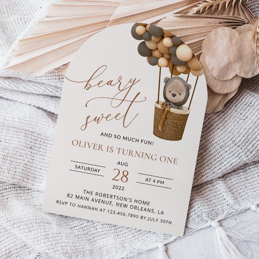 かわいいクマ、茶色のバルーン、最初の誕生日 招待状