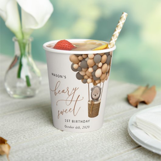 かわいいクマ、茶色のバルーン、最初の誕生日 紙コップ (インサイチュ)