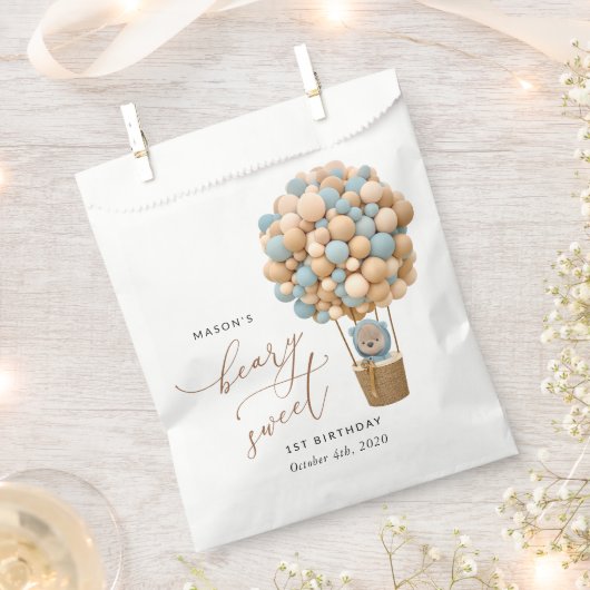 かわいいクマ、青いバルーン、最初の誕生日 フェイバーバッグ (クリップ留めされた状態)