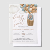 かわいいクマ、青いバルーン、最初の誕生日 ベラム紙招待状 (オフセット)